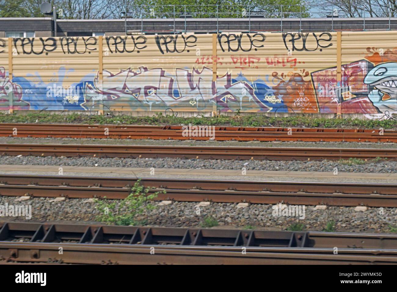 Graffitis an Bahnanlagen Graffiti an Lärmschutzwänden an Bahnanlagen die erst vor kurzer Zeit installiert wurden. *** Graffiti über Eisenbahnanlagen Graffiti über Lärmschutzwände an Eisenbahnanlagen, die erst kürzlich installiert wurden Stockfoto