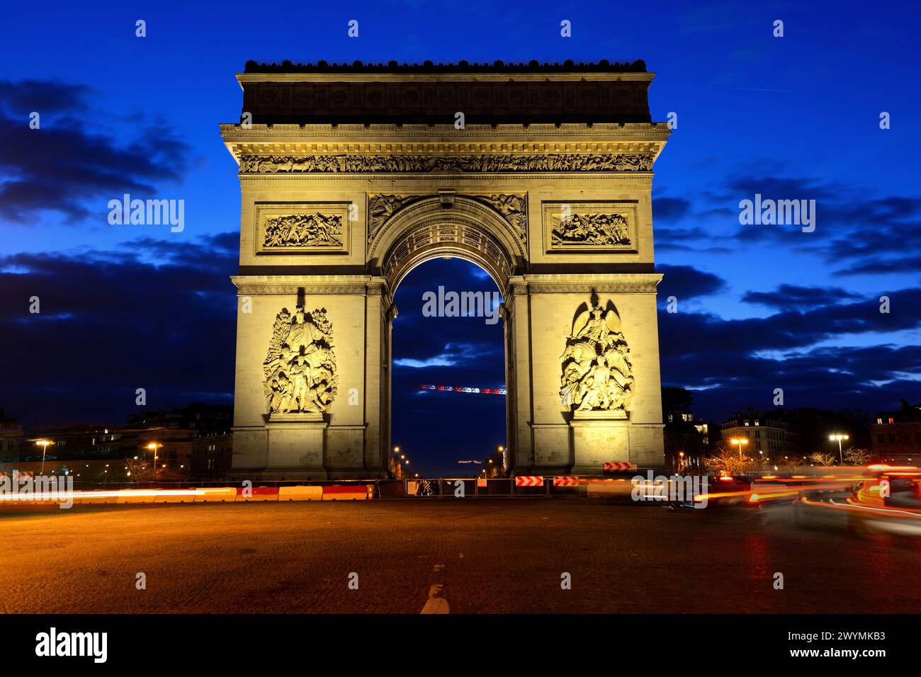 Blaue Stunde am Arc de Triomphe, Paris Stockfoto