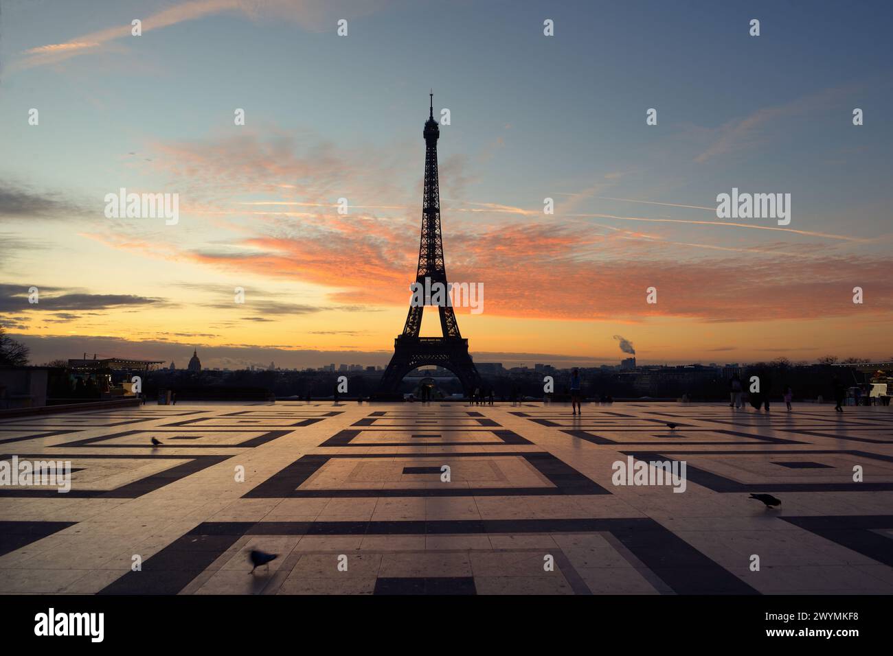 Blick auf den Eiffelturm bei Sonnenaufgang vom Trocadero Stockfoto