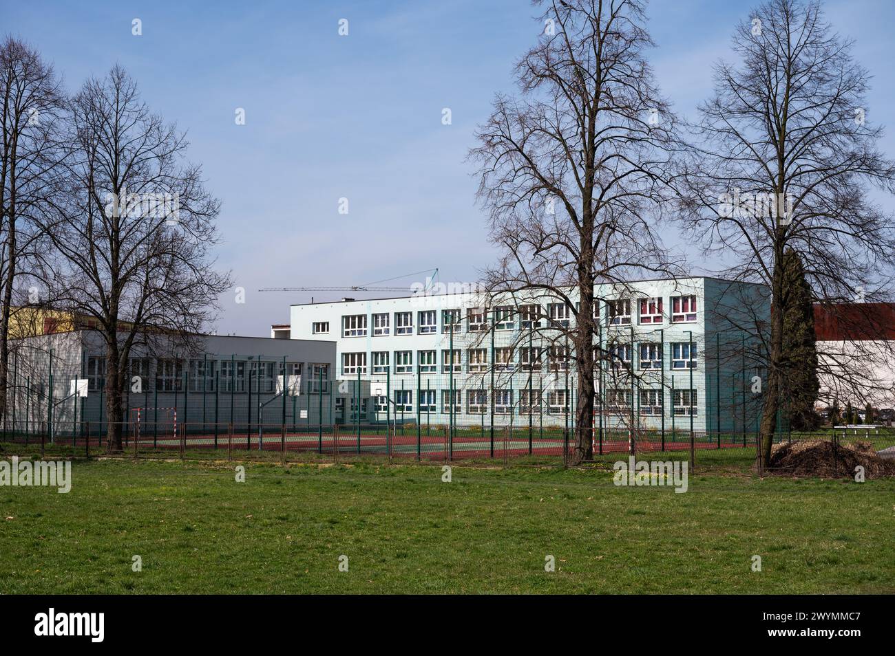 Auschwitz, Polen, 21. März 2024 - der Zasole-Park, ein Erholungspark mit Wohnblöcken und einer Sole mit Spielplatz Stockfoto
