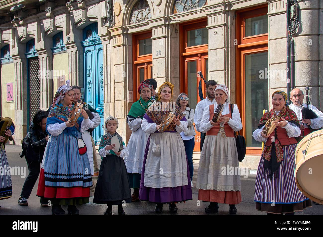 Vigo, Pontevedra, Spanien; 7. April 2024; die Tamburinen hören nicht auf, während der Feierlichkeiten der Rückeroberung von Vigo zu spielen Stockfoto