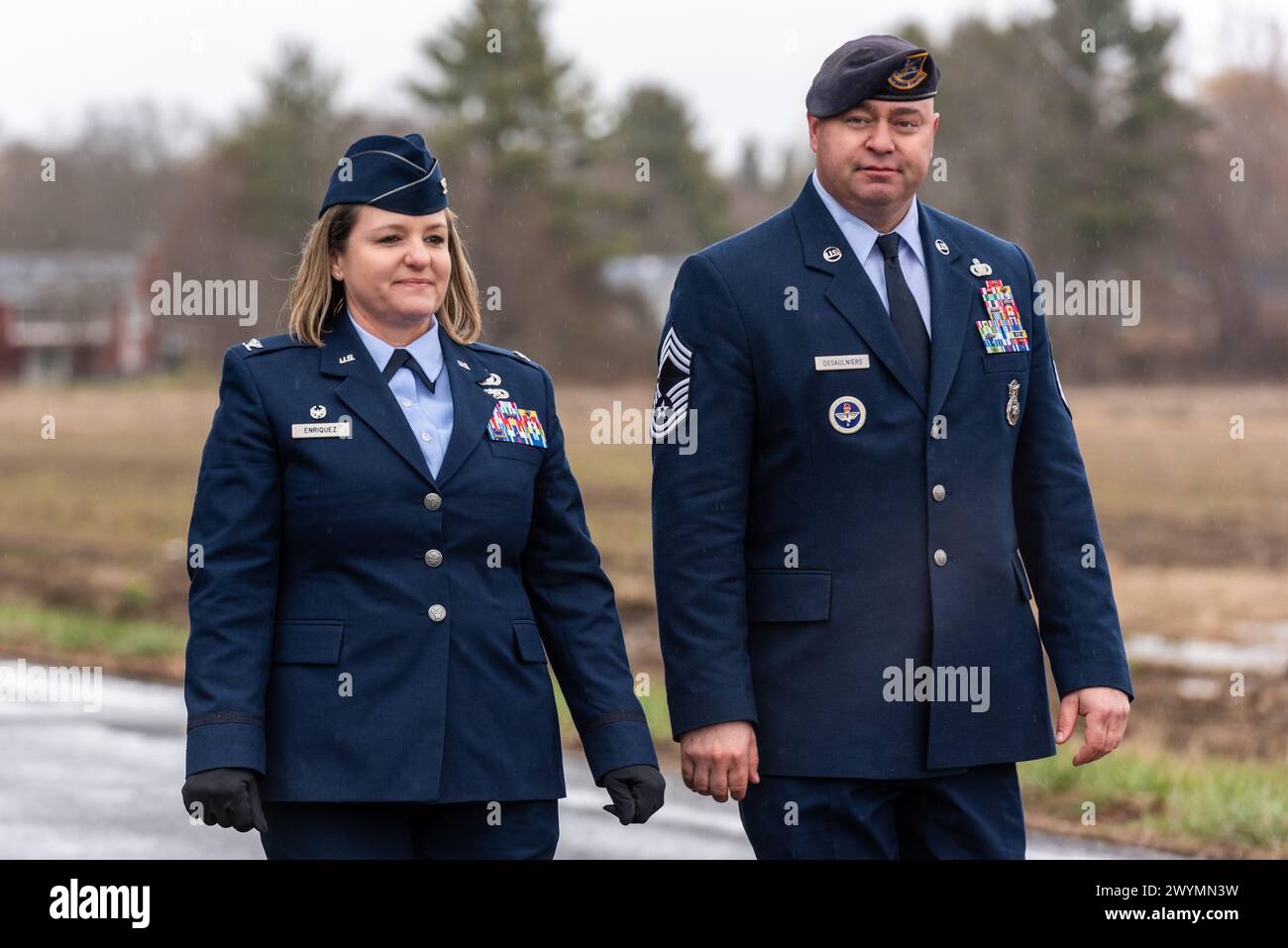 Oberst Taona Enriquez und Obermeister Charles Desaulniers von der 66. Luftwaffenstützpunkt Hanscom marschieren zur Parade für Meriams Cor Stockfoto