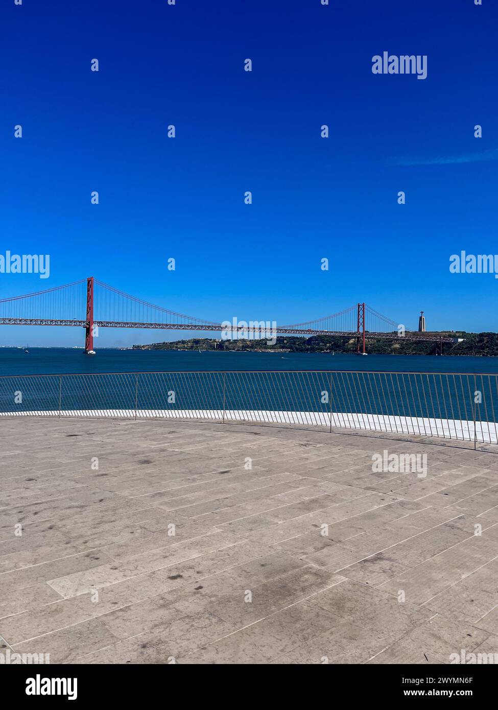 Lissabon, Portugal, Sommer, Straßen, farbenfrohe Gebäude, exotisches Reiseziel für Alleinreisende, MAAT Museum, Brücke vom 25. April Stockfoto