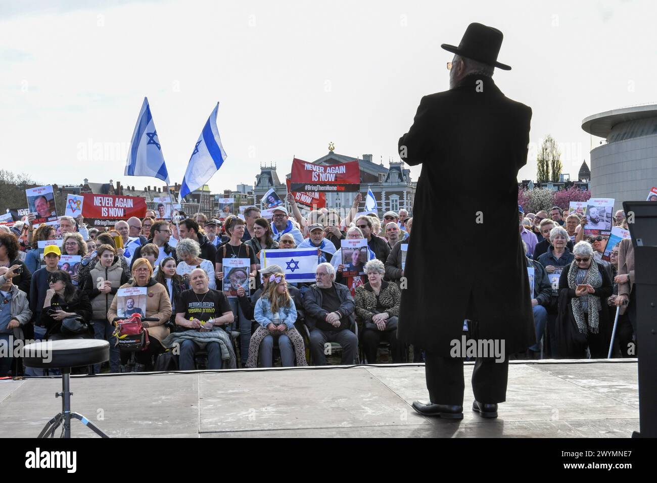 Amsterdam, Niederlande, 7. april 2024. Ein paar tausend Menschen versammelten sich am Museumplein und forderten, die Geiseln in Gaza zu befreien. Credit: Pmvfoto/Alamy Live News Stockfoto