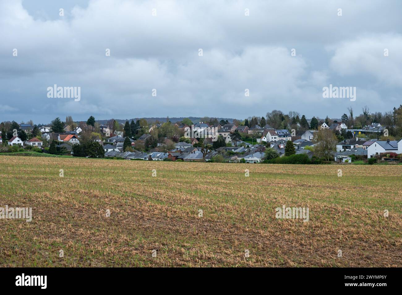 Blick auf schlammige Felder und das Dorf Mortsel, Tervuren, Flandern, Belgien Stockfoto