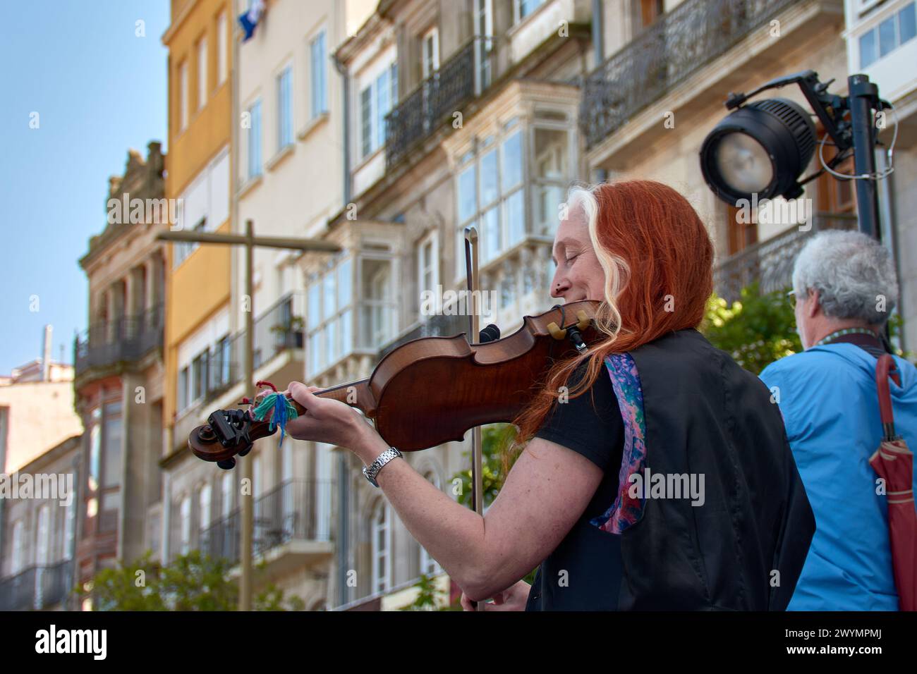 Vigo, Pontevedra, Spanien; 7. April 2024; eine Frau, die einer Band angehört, spielt Geige bei den Reconquista-Festen von Vigo Stockfoto
