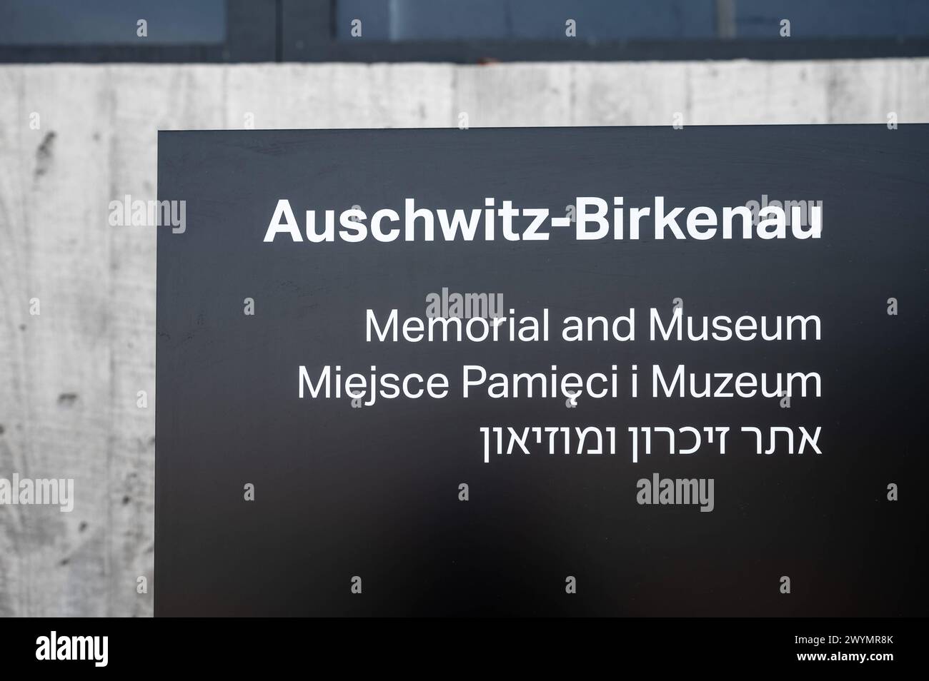 Auschwitz, Polen, 21. März 2024 - Schild am Eingang der Gedenkstätte und des Museums Auschwitz - Birkenau Stockfoto