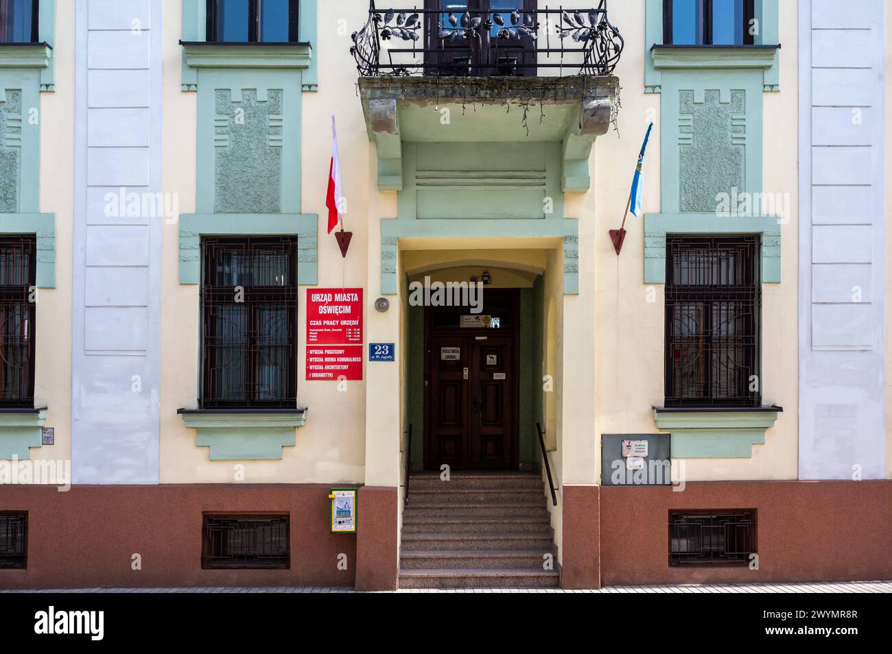 Auschwitz, Polen, 21. März 2024 - Eingang und Fassade des Rathauses Stockfoto