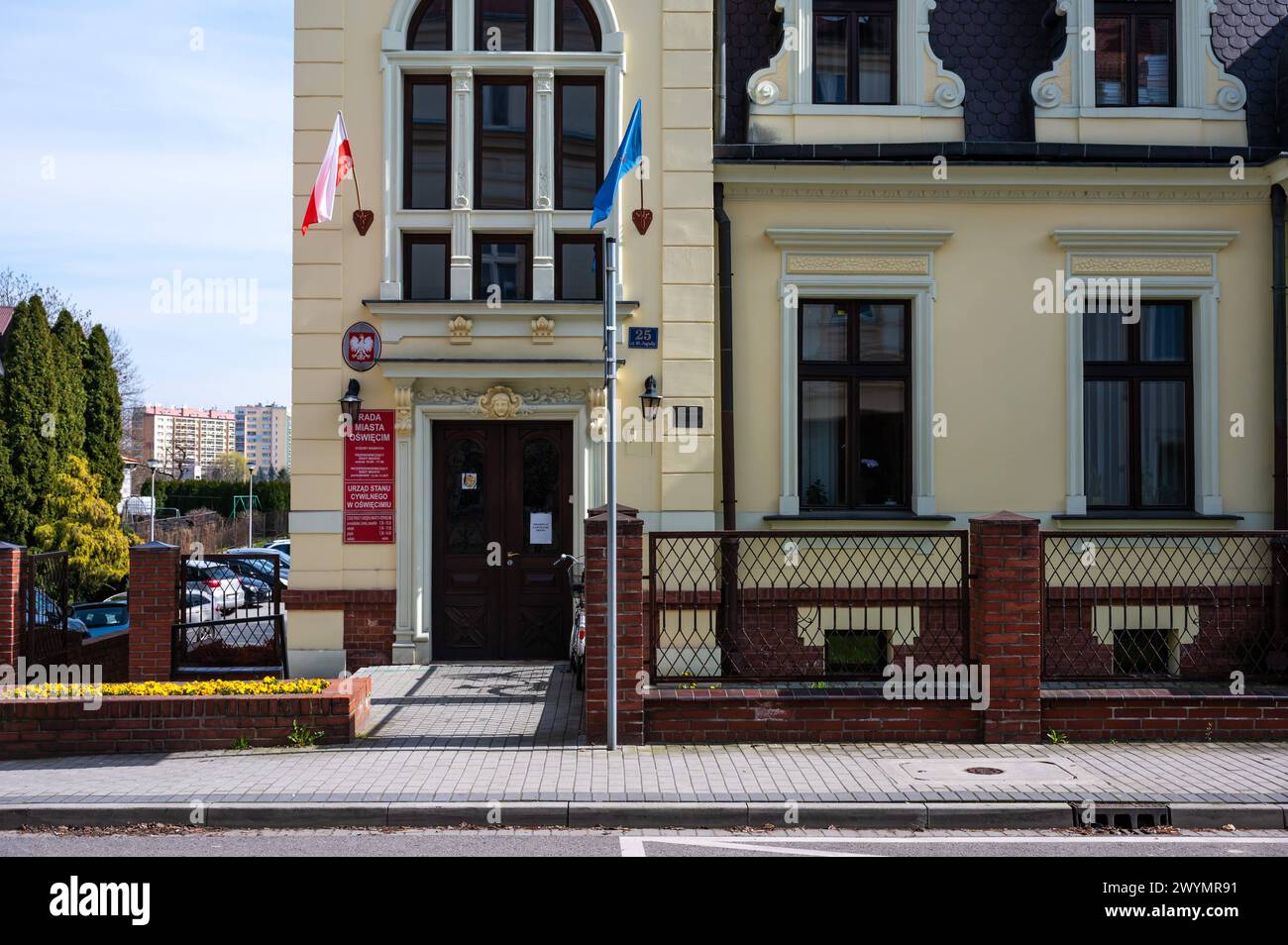 Auschwitz, Polen, 21. März 2024 - Eingang und Fassade des Rathauses Stockfoto