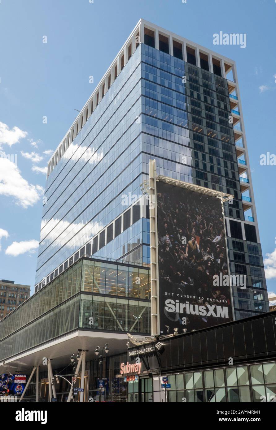 Die renovierte Fassade der Penn Station und der Eingang zum Madison Square Garden befinden sich an der Seventh Avenue, 2024, New York City, USA Stockfoto