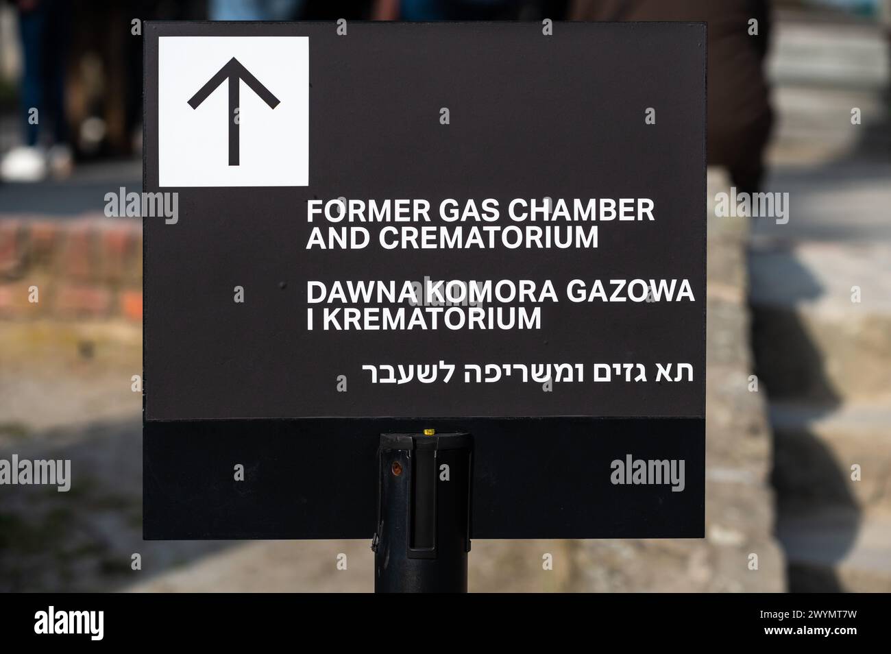 Auschwitz, Polen, 21. März 2024 - Unterschrift in Richtung Gaskammern und Krematorium in den Vernichtungslagern Stockfoto