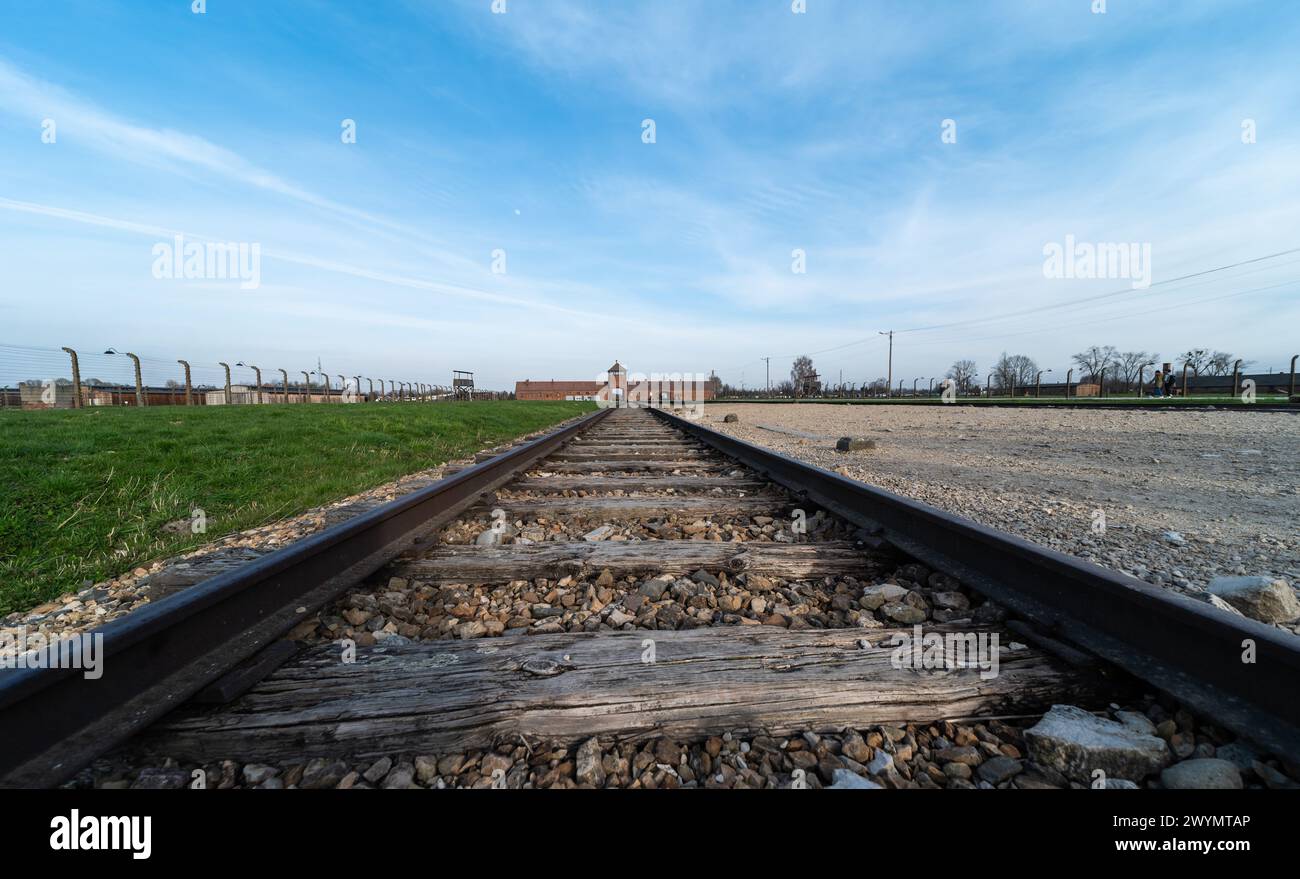 Auschwitz, Polen, 21. März 2024 - Bahngleise zu den Toren des Vernichtungslagers Stockfoto