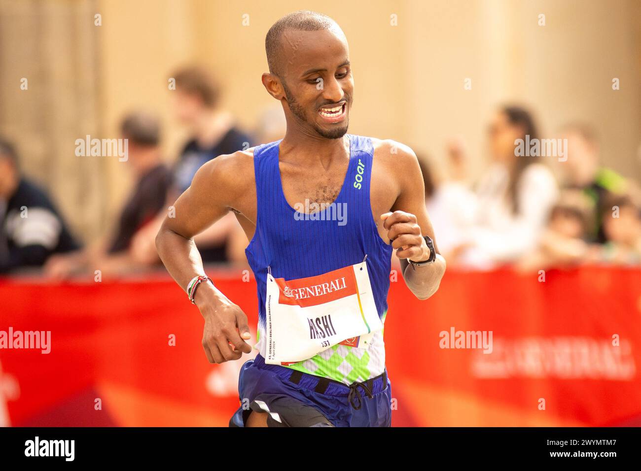 Berlin, Deutschland. April 2024. BERLIN, DEUTSCHLAND - 7. APRIL: Teilnehmer treten beim Berlin Halbmarathon an, der am 7. April 2024 in der Siegesaule beginnt und am Brandenburger Tor in Berlin endet. (Foto: Sergio Mendes/PxImages) Credit: PX Images/Alamy Live News Stockfoto