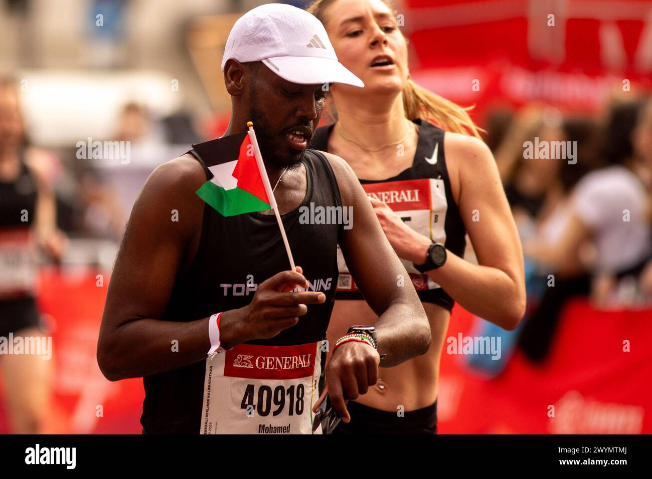 Berlin, Deutschland. April 2024. BERLIN, DEUTSCHLAND - 7. APRIL: Teilnehmer treten beim Berlin Halbmarathon an, der am 7. April 2024 in der Siegesaule beginnt und am Brandenburger Tor in Berlin endet. (Foto: Sergio Mendes/PxImages) Credit: PX Images/Alamy Live News Stockfoto