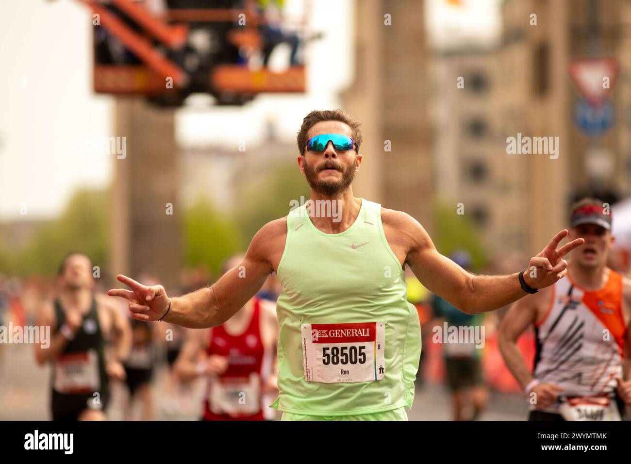 Berlin, Deutschland. April 2024. BERLIN, DEUTSCHLAND - 7. APRIL: Teilnehmer treten beim Berlin Halbmarathon an, der am 7. April 2024 in der Siegesaule beginnt und am Brandenburger Tor in Berlin endet. (Foto: Sergio Mendes/PxImages) Credit: PX Images/Alamy Live News Stockfoto