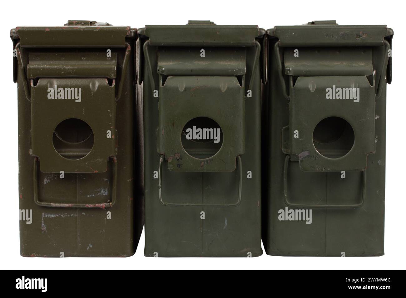 US Army Green Metal .30 CAL Munition Boxen isoliert auf weiß. Stockfoto