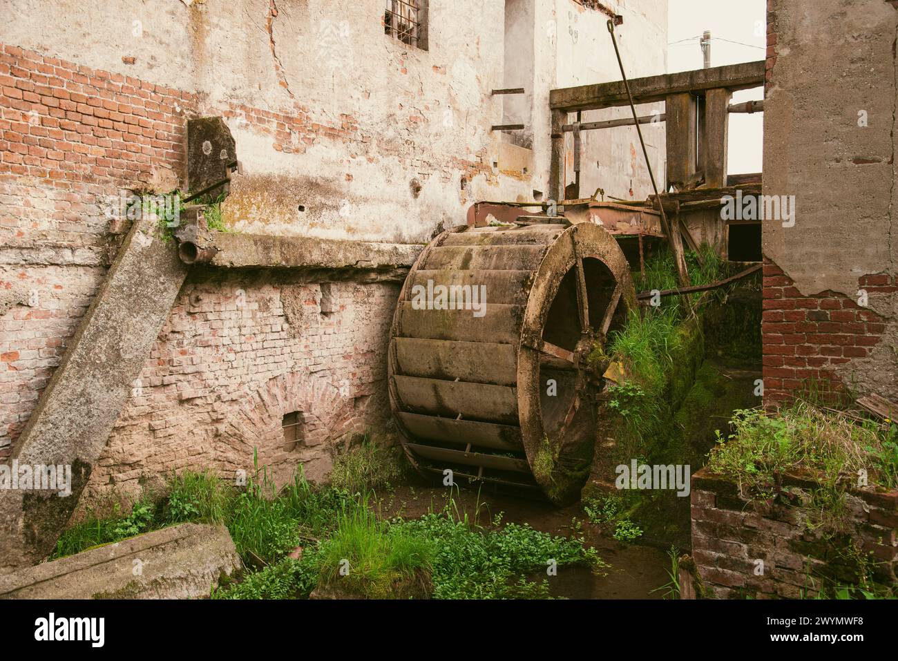 Altes stillgelegtes italienisches Wassermühlenrad des Potals in der Provinz Cuneo, Italien Stockfoto