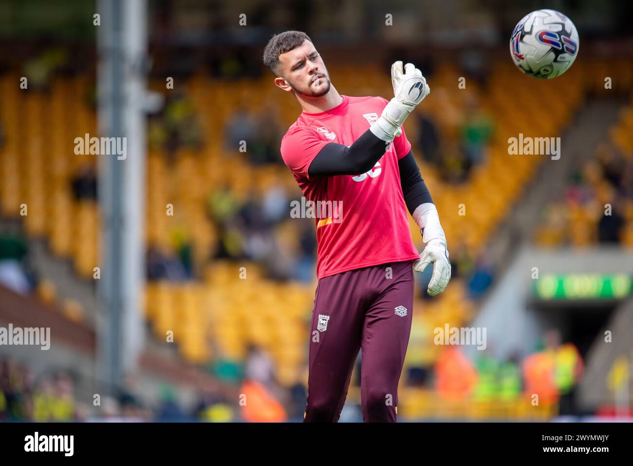 Cieran Slicker aus Ipswich Town wird am Samstag, den 6. April 2024, vor dem Sky Bet Championship-Spiel zwischen Norwich City und Ipswich Town in der Carrow Road, Norwich, beobachtet. (Foto: David Watts | MI News) Credit: MI News & Sport /Alamy Live News Stockfoto