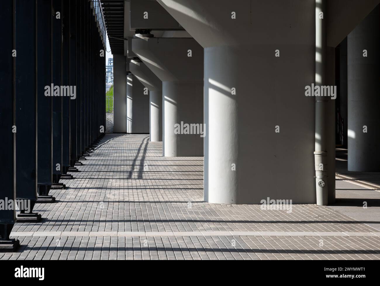 Krakau, Kleinpolen, 19. März 2024 - Kolonade des Bahnhofs Kraków Zabłocie Stockfoto