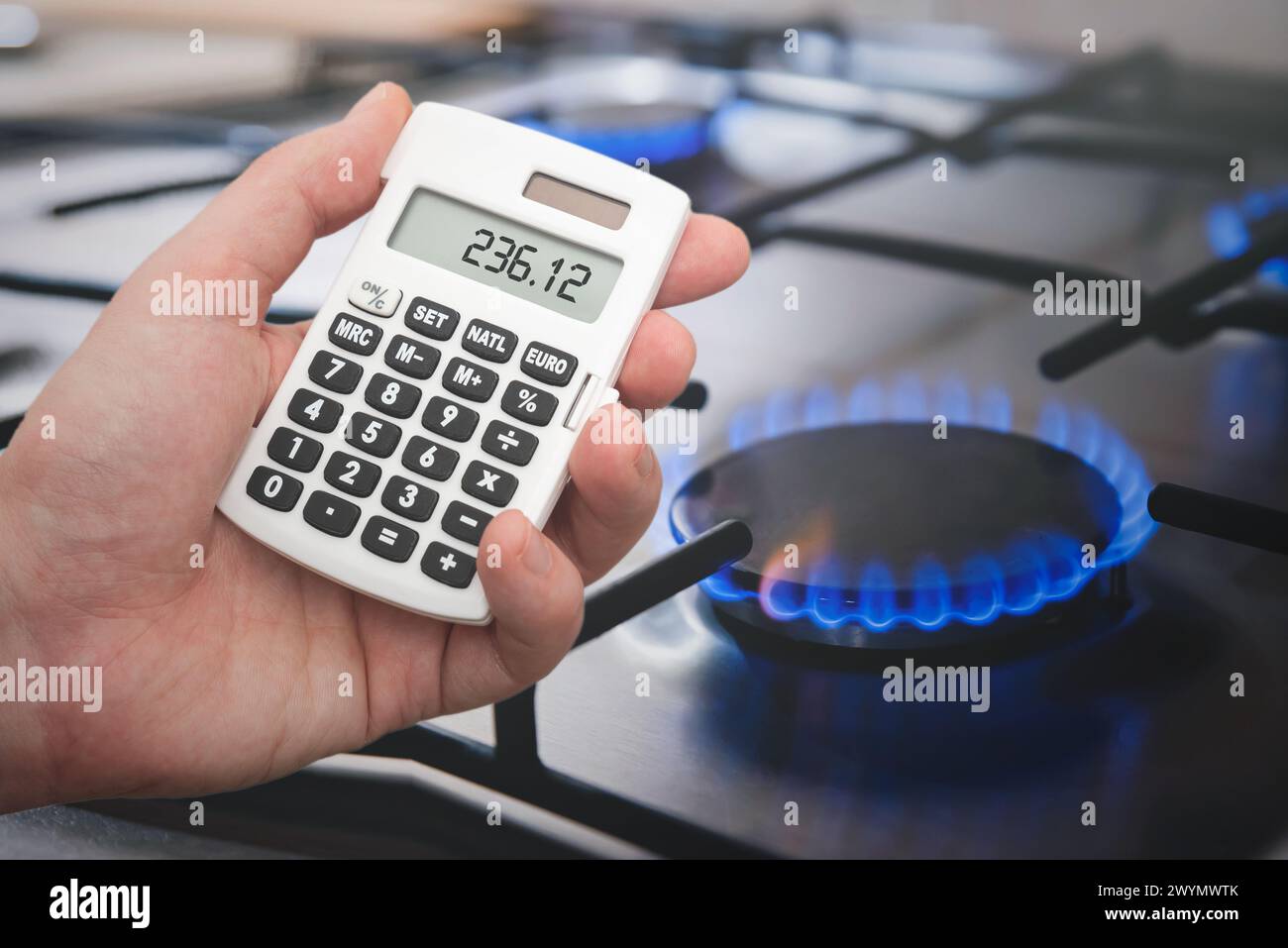 Der Mensch zählt die Gasrechnungen auf einem Rechner. Anstieg der Gaspreise Stockfoto