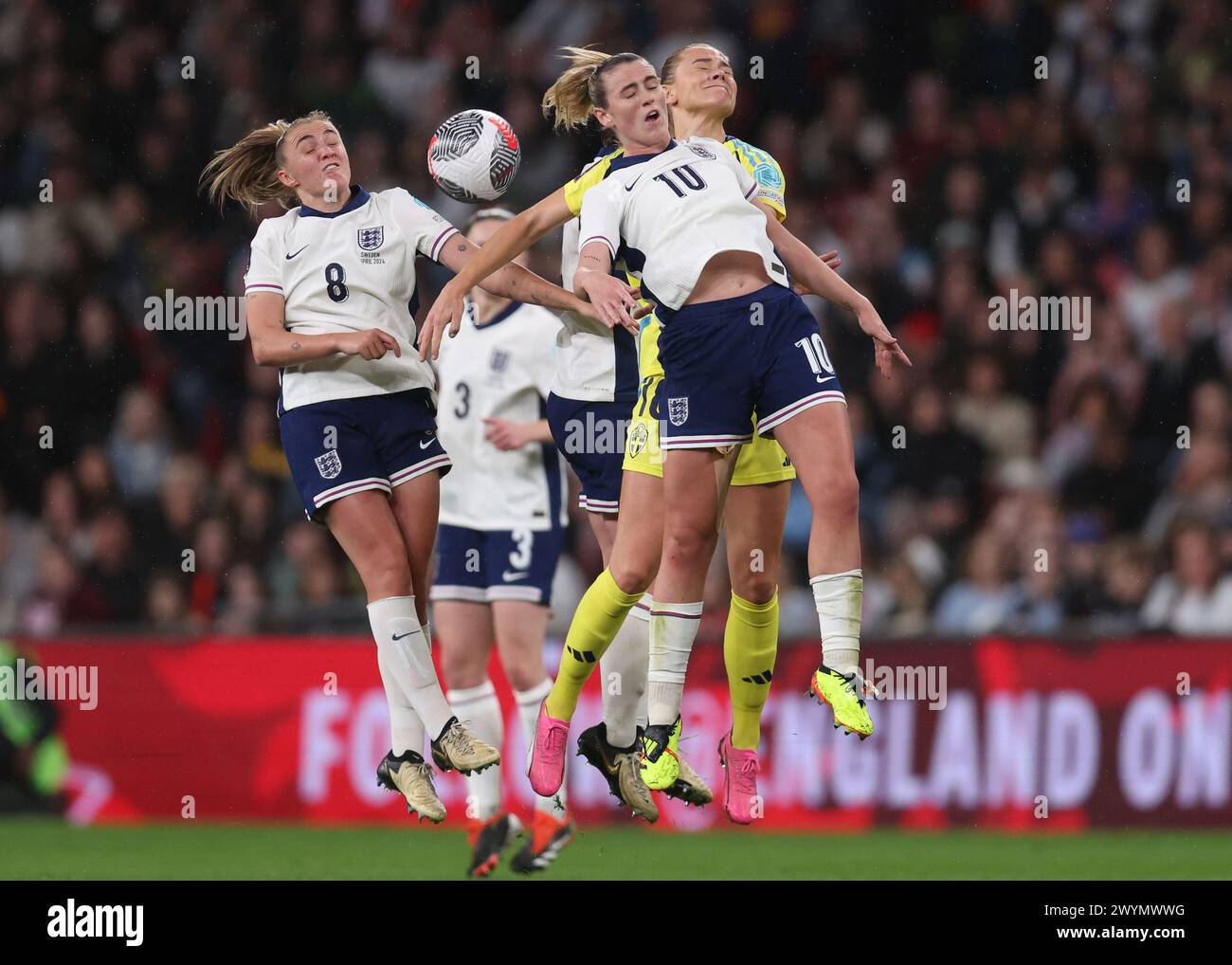 London, England, 5. April 2024. Georgia Stanway (England) und Grace Clinton (England) kämpfen um den Ball während des UEFA-Qualifikationsspiels der Frauen im Wembley Stadium (London). Bild: Paul Terry / Sportimage Stockfoto