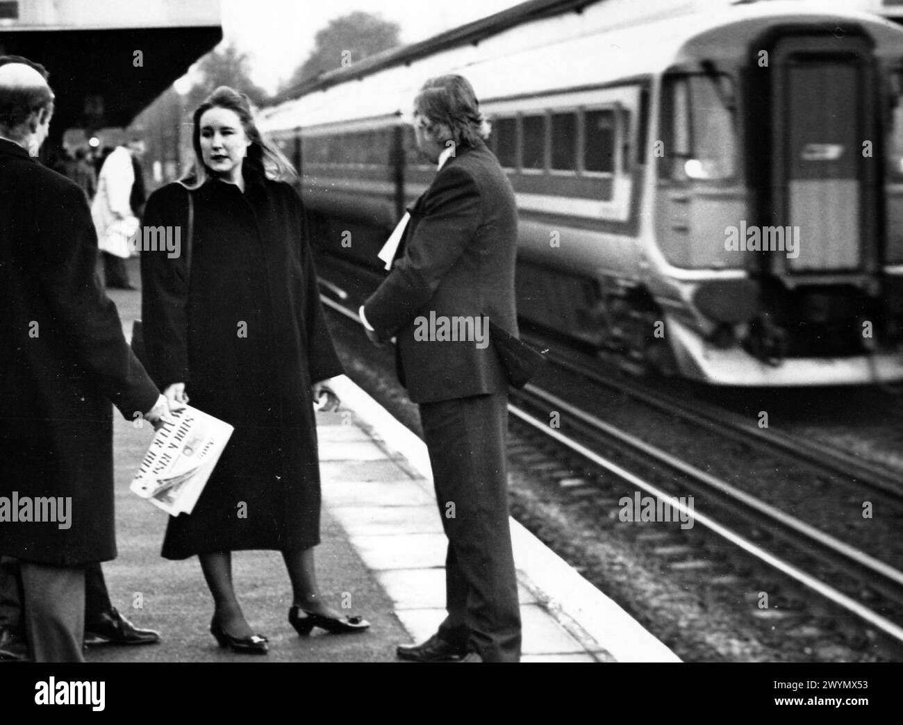 DIE ÜBERLEBENDE DES ZUGUNGLÜCKS CLARE ELLIOT WARTET AM ERSTEN TAG AUF IHREN ZUG AM BAHNHOF WINCHESTER, NACHDEM SIE DEN EISENBAHNUNGLÜCK IN CLAPHAM ÜBERLEBT HATTE. 1989 BILD MIKE WALKER 1989 Stockfoto