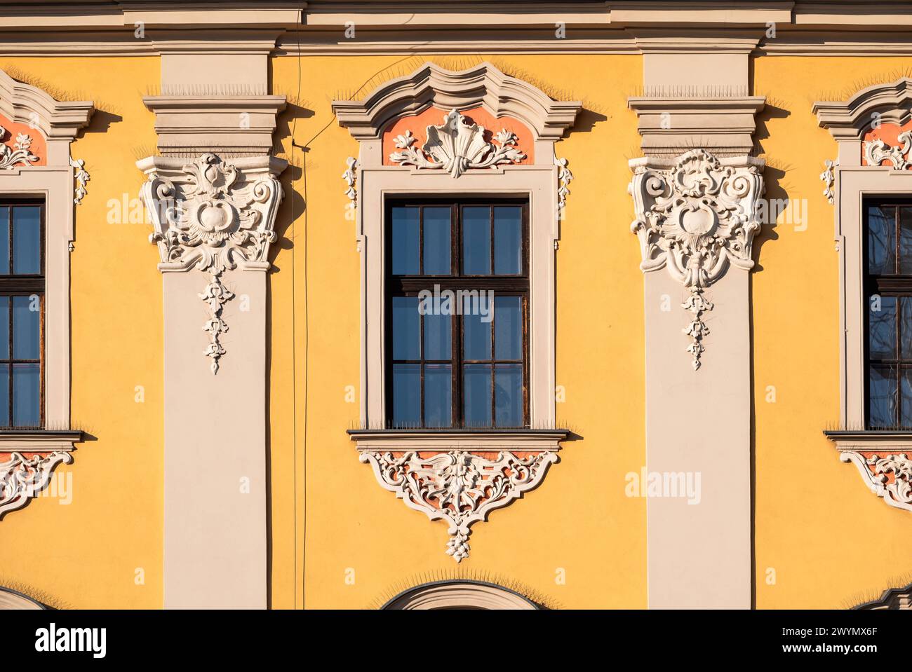 Krakau, Kleinpolen, 19. März 2024 - gelbe Fassade eines historischen Gebäudes am alten Marktplatz Stockfoto