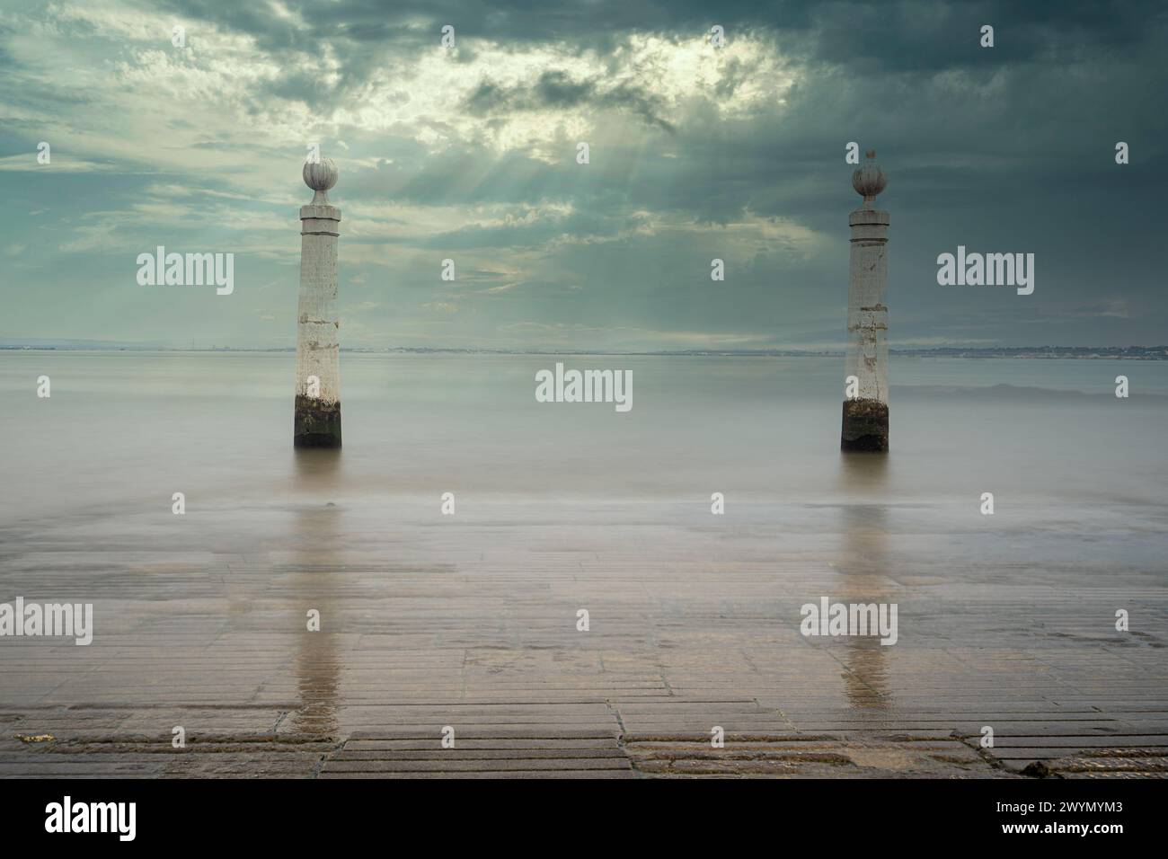 Bekannter Ort in Lissabon am Säulenkai Terreiro do Paaco Stockfoto