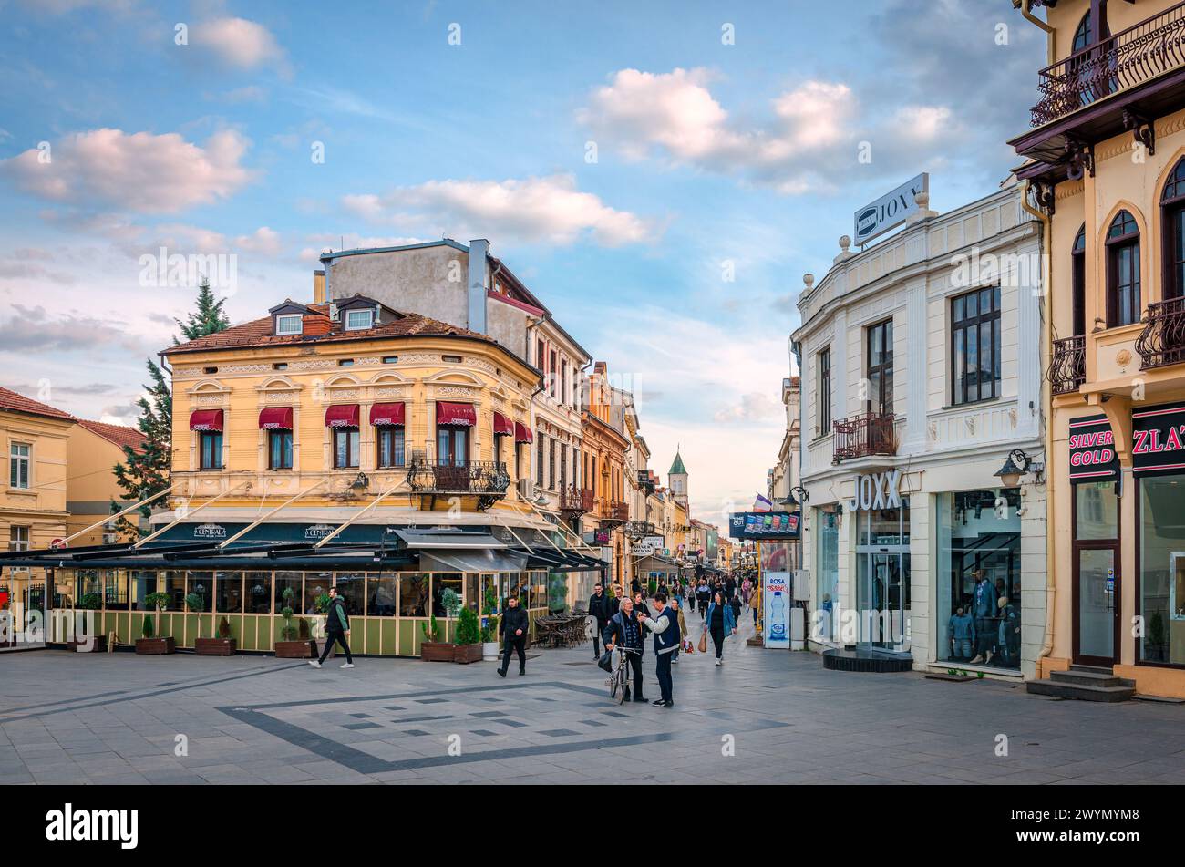 Bitola, Nordmakedonien - 13. März 2024: Magnolia Square und Shirok Sokak in der Innenstadt der Stadt. Stockfoto