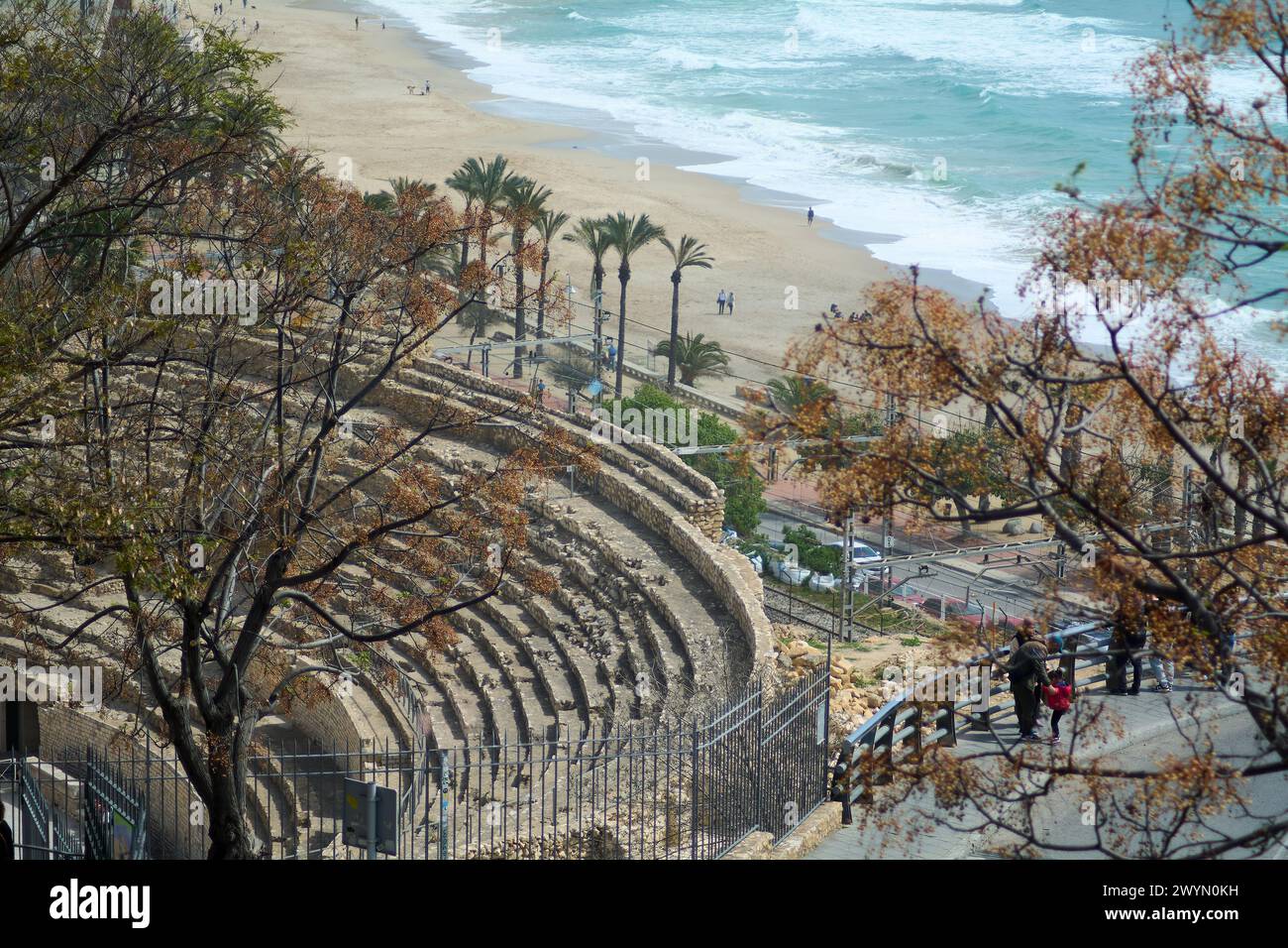 Beeindruckender Kontrast zwischen dem antiken römischen Amphitheater und dem Strand von Tarragona, der eine einzigartige Mischung aus Geschichte und natürlicher Schönheit schafft. Stockfoto