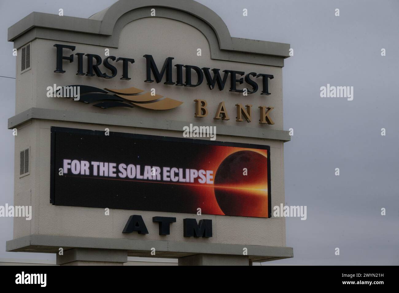 Poplar Bluff, Usa. April 2024. Das erste Schild der Midwest Bank kündigt die Schließung der Bank wegen der Sonnenfinsternis an, die am Sonntag, den 7. April 2024 über die Stadt in Poplar Bluff, Missouri, vorbeizieht. Die Bewohner des südlichen Missouri versuchen, die Auswirkungen der Sonnenfinsternis am 8. April auf die Gemeinden zu erraten. Foto: Terry Schmitt/UPI Credit: UPI/Alamy Live News Stockfoto