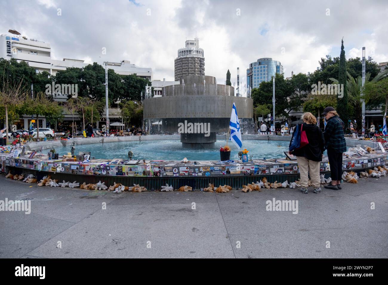 Tel Aviv, Israel. März 2024. Zwei Frauen besuchen die Gedenkstätte, um ihren Respekt auf dem Dizengoff-Platz zu erweisen. Der Brunnen auf dem Dizengoff-Platz ist einer der Orte in Tel Aviv geworden, an denen Menschen provisorische Gedenkstätten für diejenigen schaffen, die während des Angriffs der Hamas am 7. Oktober 2023 getötet und entführt wurden. (Foto: Syndi Pilar/SOPA Images/SIPA USA) Credit: SIPA USA/Alamy Live News Stockfoto