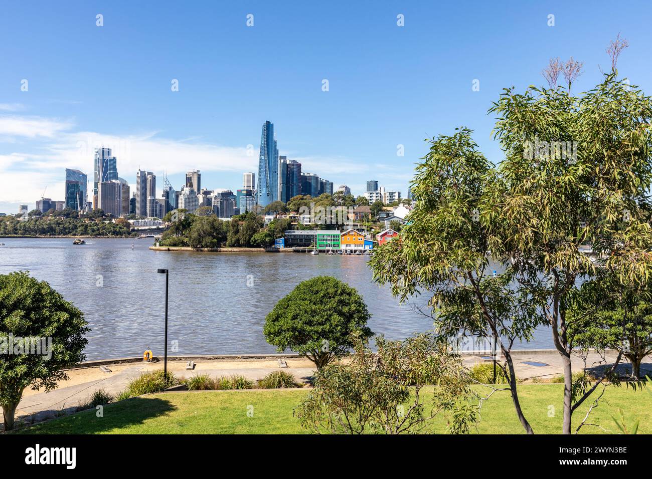 Sydney, Australien, Blick auf den Hafen von Sydney und die Wolkenkratzer im Stadtzentrum, vom industriellen Ballast Point Park auf der Balmain Peninsula, Australien Stockfoto
