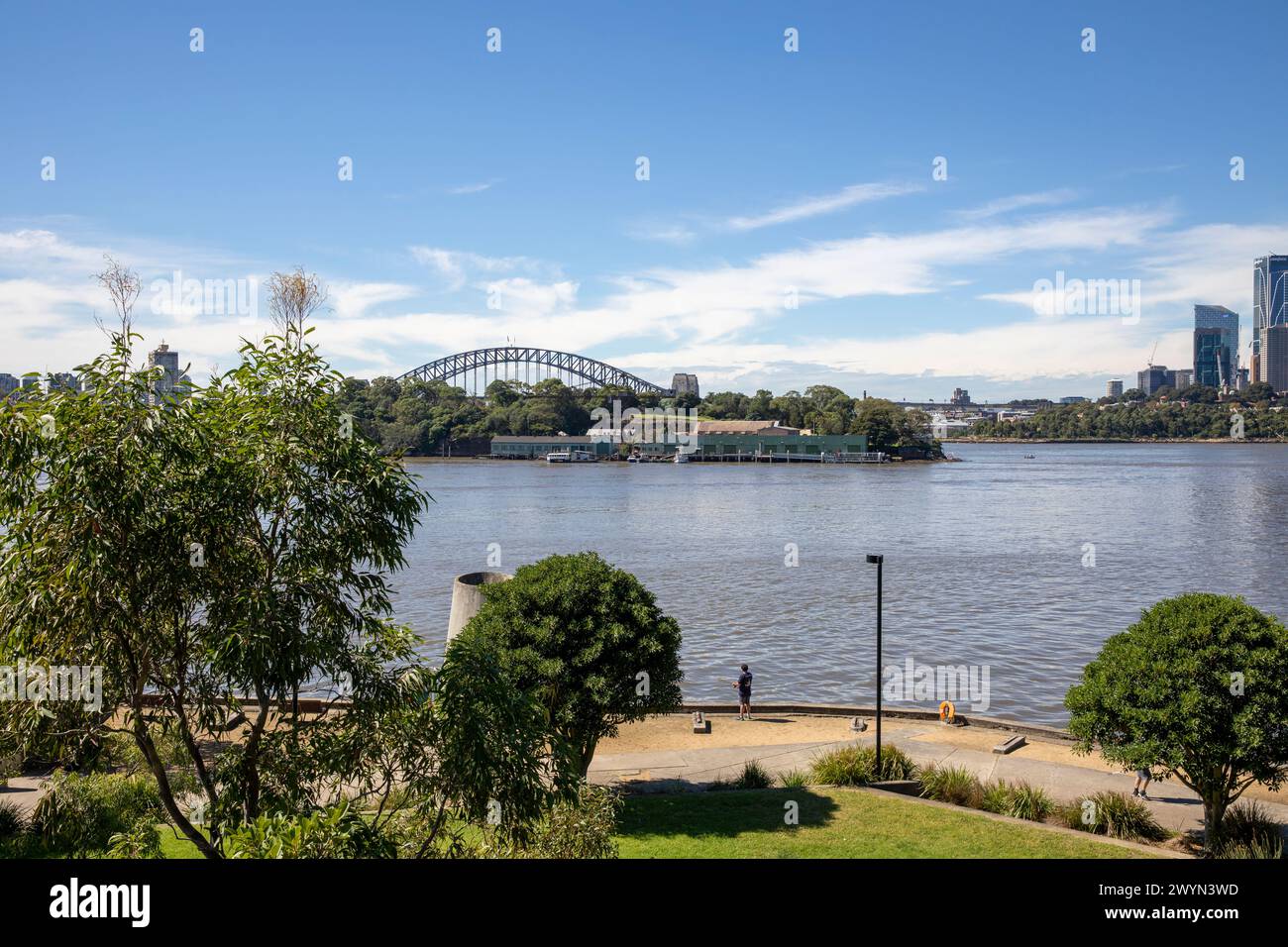 Ballastpoint Park auf der Balmain Peninsula in Sydney, mit Blick auf die Sydney Harbour Bridge und die Sydney City Wolkenkratzer, NSW, Australien, 2024 Stockfoto