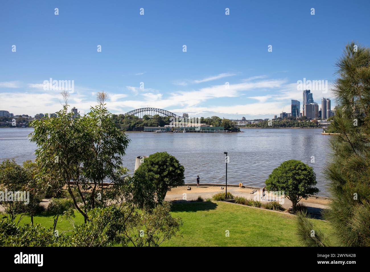 Ballastpoint Park auf der Balmain Peninsula in Sydney, mit Blick auf die Sydney Harbour Bridge und die Sydney City Wolkenkratzer, NSW, Australien, 2024 Stockfoto