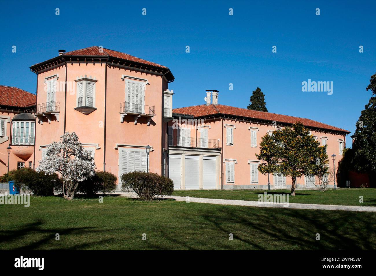 Varese, Lombardei, Italien. Villa Mirabello, auf dem Hügel Mirabello, im Zentrum von Varese gelegen, wurde im 18. Jahrhundert begonnen und in seiner heutigen Form vom Ingenieur Clericetti (1843) definiert. Seit 1949 ist es Sitz der Bürgermuseen von Varese. Stockfoto