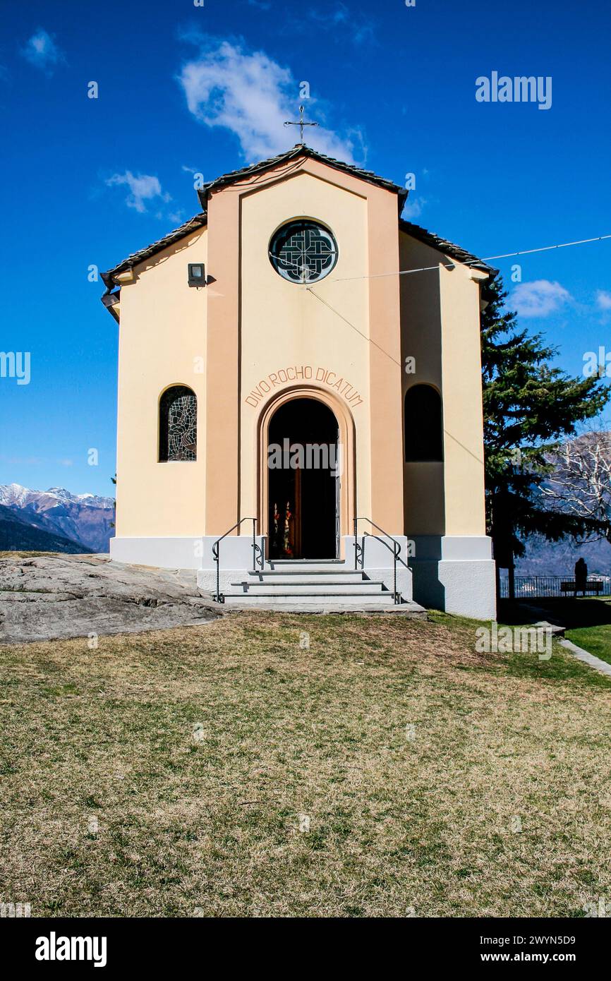 Val Veddasca, Campagnano Varese, Lombardei, Italien. Die Kirche Saint roch (San Rocco) ist eine kleine Kapelle in einem Panoramablick am Lago Maggiore. Stockfoto