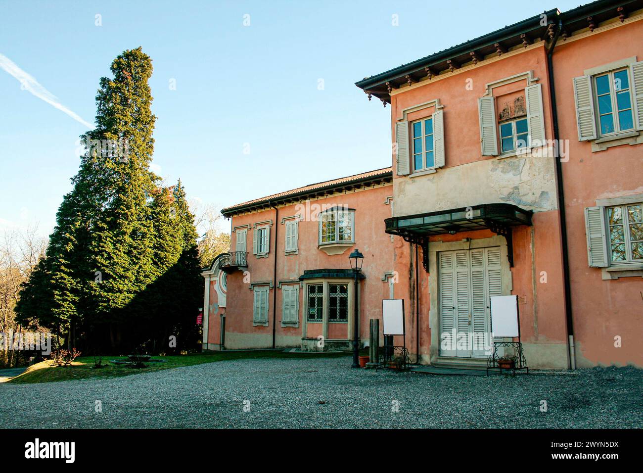 Varese, Lombardei, Italien. Villa Mirabello, auf dem Hügel Mirabello, im Zentrum von Varese gelegen, wurde im 18. Jahrhundert begonnen und in seiner heutigen Form vom Ingenieur Clericetti (1843) definiert. Seit 1949 ist es Sitz der Bürgermuseen von Varese. Stockfoto