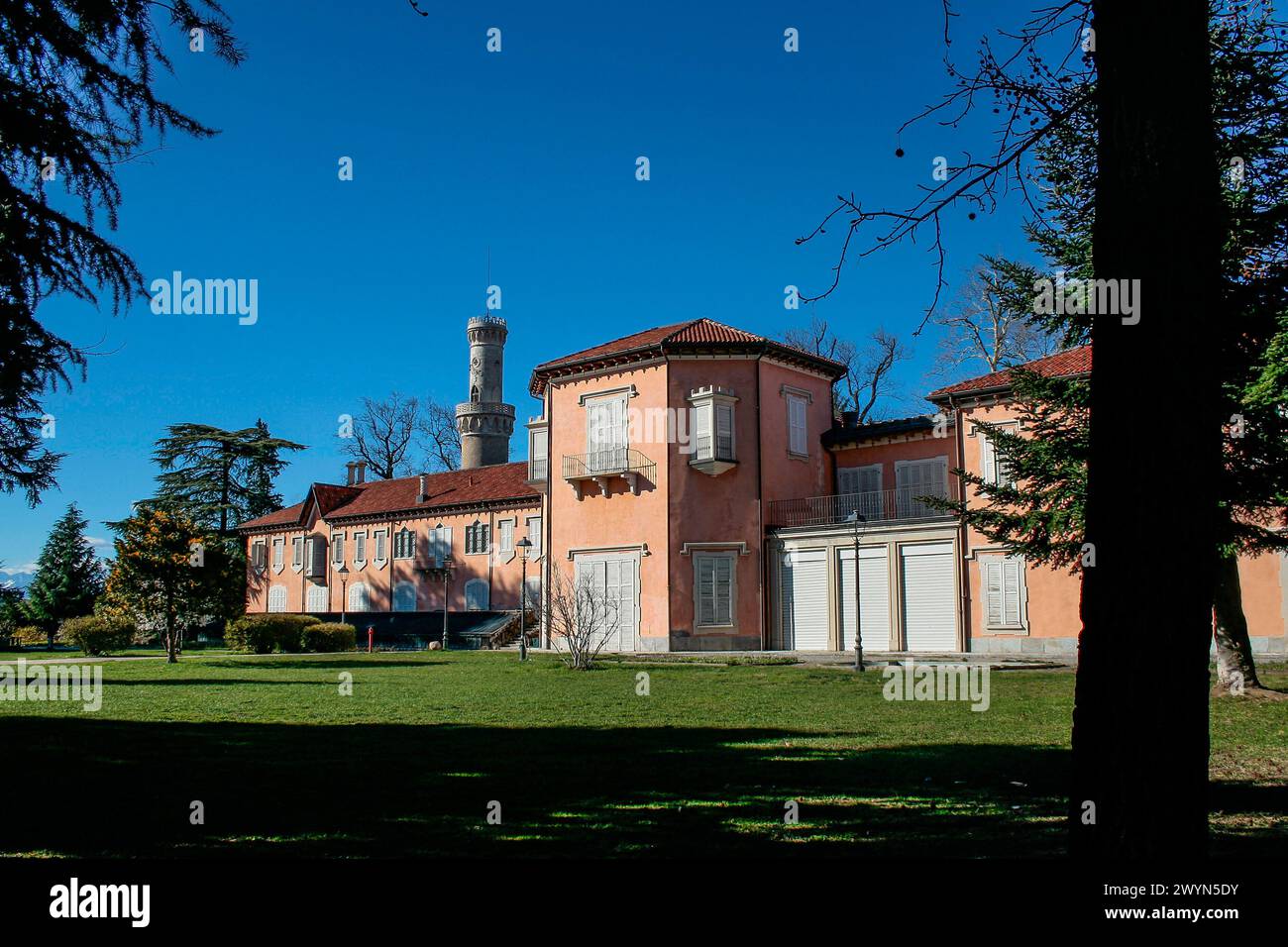 Varese, Lombardei, Italien. Villa Mirabello, auf dem Hügel Mirabello, im Zentrum von Varese gelegen, wurde im 18. Jahrhundert begonnen und in seiner heutigen Form vom Ingenieur Clericetti (1843) definiert. Seit 1949 ist es Sitz der Bürgermuseen von Varese. Stockfoto