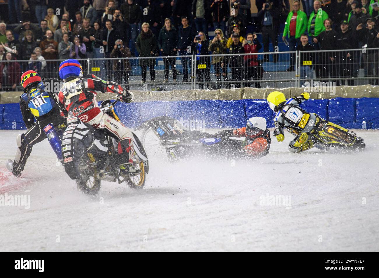 Heerenveen, Niederlande. April 2024. Der Finne Aki Ala-Riihimäki (66) in White dreht sich ab und der Österreicher Charly Ebner (665) in Blau hat beim FIM Ice Speedway Gladiators World Championship Finale 4 am Ice Rink Thialf, Heerenveen am Sonntag, den 7. April 2024 nichts zu tun. (Foto: Ian Charles | MI News) Credit: MI News & Sport /Alamy Live News Stockfoto