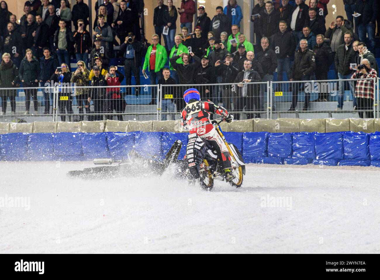 Heerenveen, Niederlande. April 2024. Der Finne Aki Ala-Riihimäki (66) in White dreht sich ab und der Österreicher Charly Ebner (665) in Blau hat beim FIM Ice Speedway Gladiators World Championship Finale 4 am Ice Rink Thialf, Heerenveen am Sonntag, den 7. April 2024 nichts zu tun. (Foto: Ian Charles | MI News) Credit: MI News & Sport /Alamy Live News Stockfoto