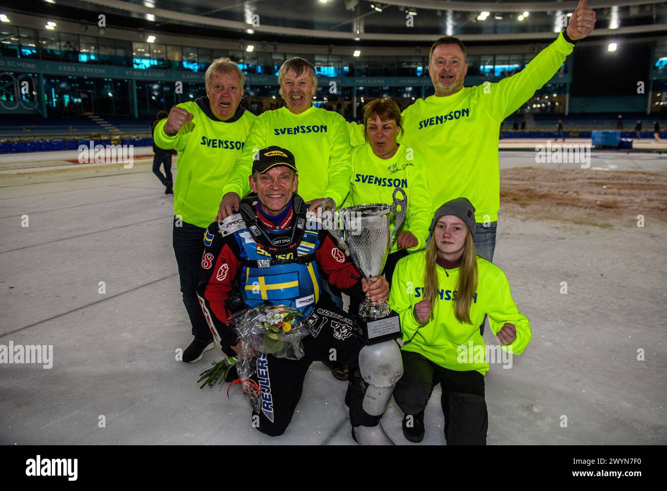 Heerenveen, Niederlande. April 2024. Stefan Svensson mit seinen treuen Fans beim FIM Ice Speedway Gladiators World Championship Finale 4 am Ice Rink Thialf, Heerenveen am Sonntag, den 7. April 2024. (Foto: Ian Charles | MI News) Credit: MI News & Sport /Alamy Live News Stockfoto