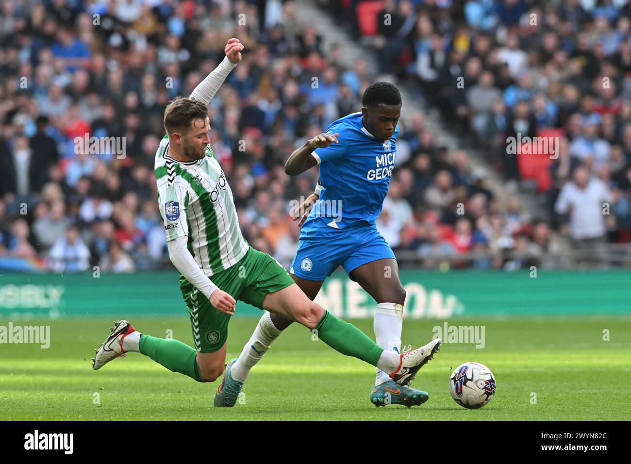 Matt Butcher (8 Wycombe Wanderers) fordert Kwame Poku (11 Peterborough United) während des EFL Trophy Matches zwischen Peterborough und Wycombe Wanderers im Wembley Stadium, London, am Sonntag, den 7. April 2024 heraus. (Foto: Kevin Hodgson | MI News) Credit: MI News & Sport /Alamy Live News Stockfoto