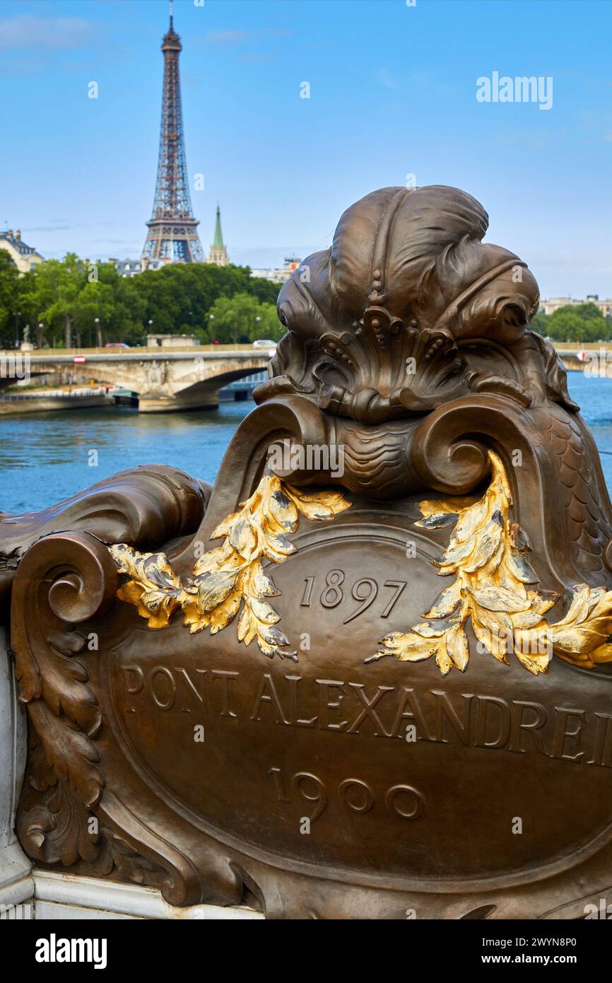 Pont Alexandre III, Sena, Eiffelturm, Paris, Frankreich. Stockfoto