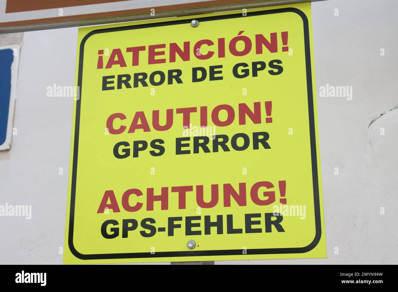 Nahaufnahme eines Schildes, das vor einem Fehler in den Karten aufgrund eines Fehlers in den Informationen der GPS-Karten warnt. Melden Sie sich in Deutsch, Englisch und Spanisch an Stockfoto