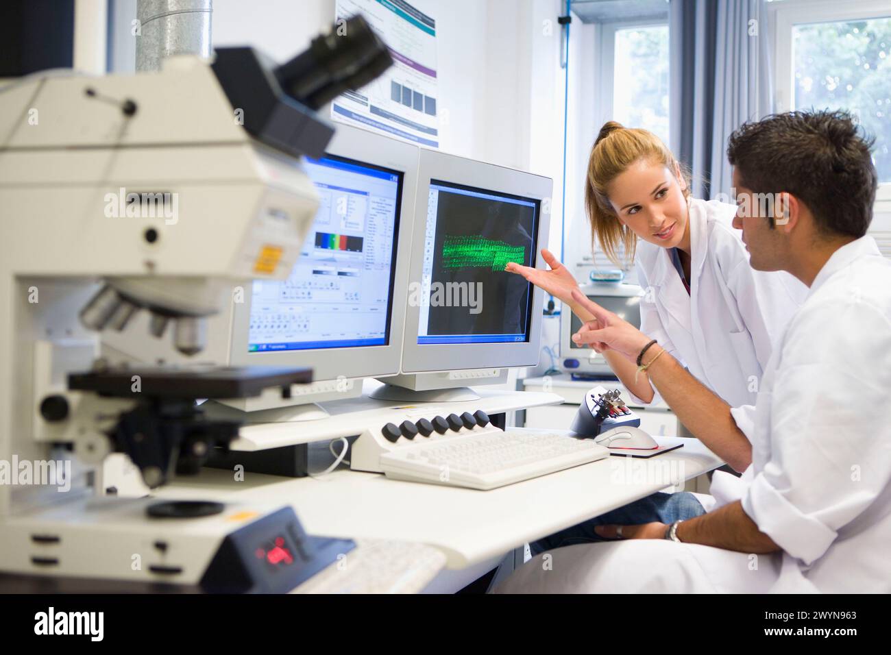 Polytechnische Schule, Universität des Baskenlandes, Donostia. Konfokales Laser-Scanning-Mikroskop, Leica DM RXE TCS-SP2. Labor für chemische Industrie und Elektrochemie, Grundchemie, Abteilung für Chemieingenieurwesen und Umwelt. Stockfoto