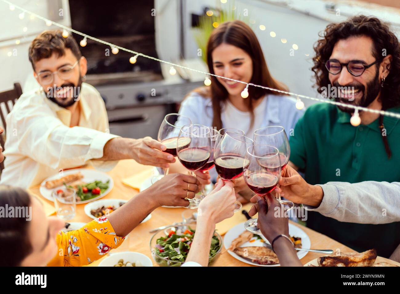 Gruppe von Freunden, die im Sommer Barbecue auf der Dachterrasse genießen Stockfoto