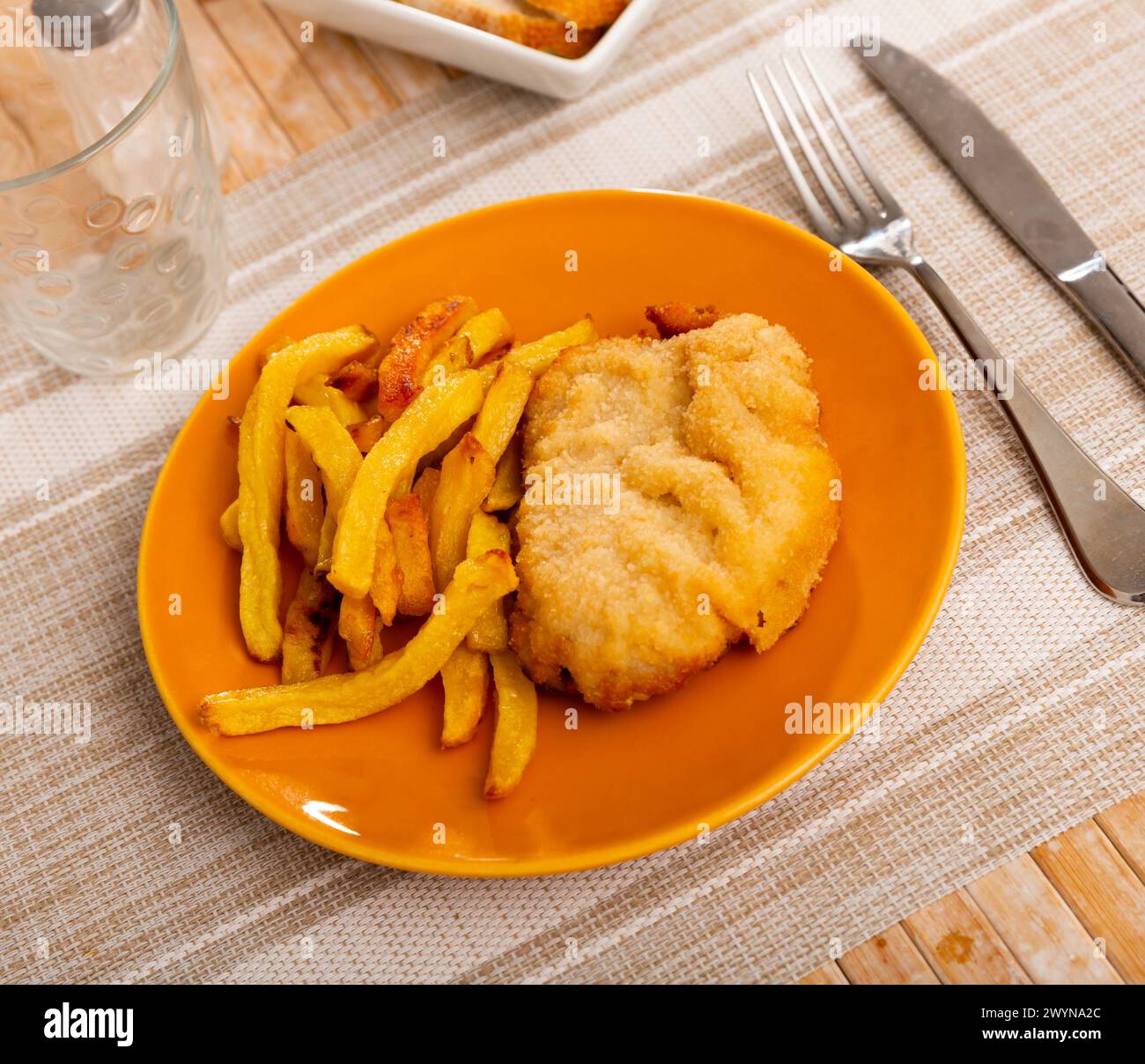 Ziegenkäse- und Pfefferhefte mit Pommes frites Stockfoto