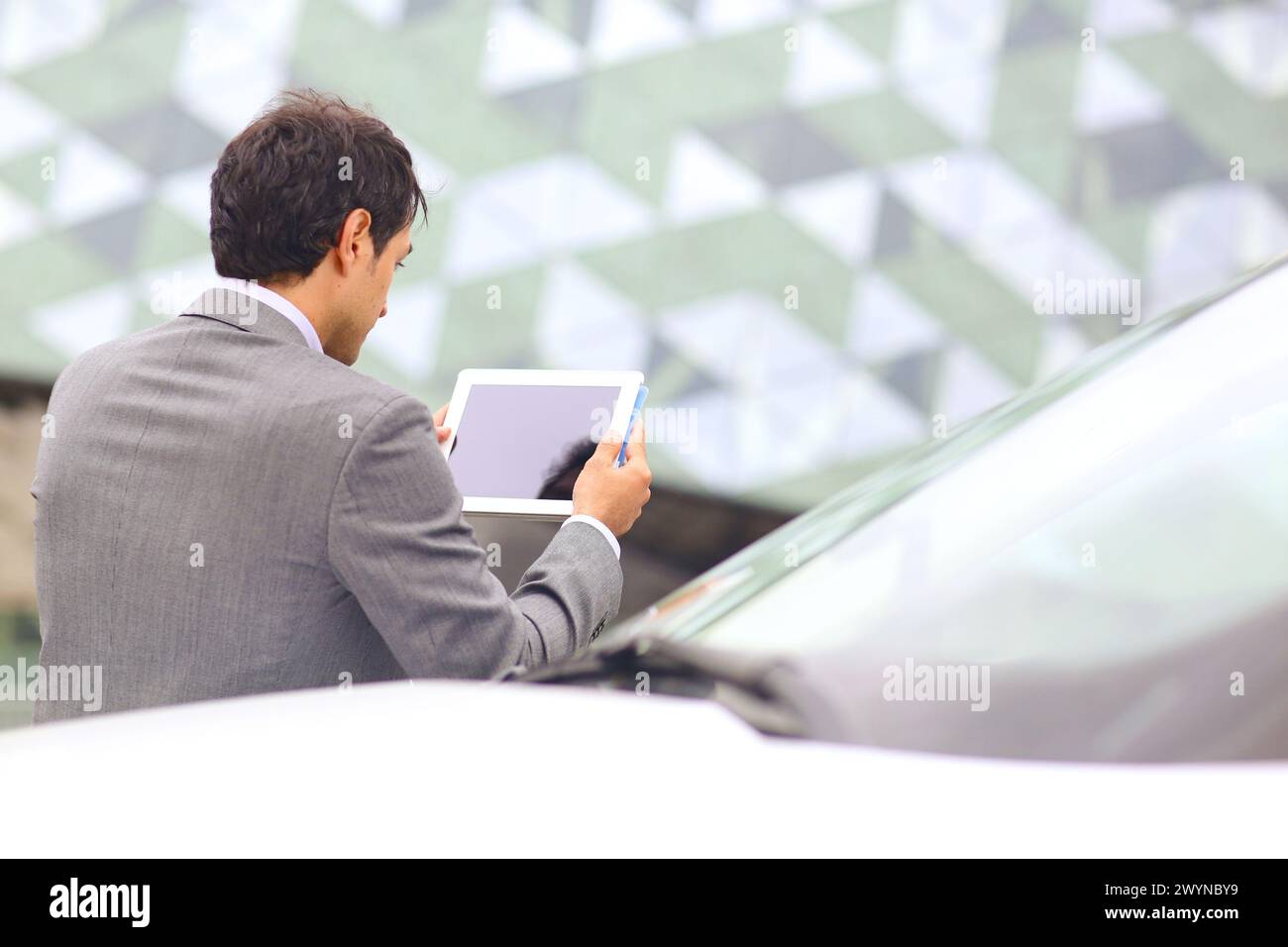 Geschäftsmann mit Tablet im Parkhaus. San Sebastian Technology Park. Donostia. Gipuzkoa. Baskenland. Spanien. Stockfoto