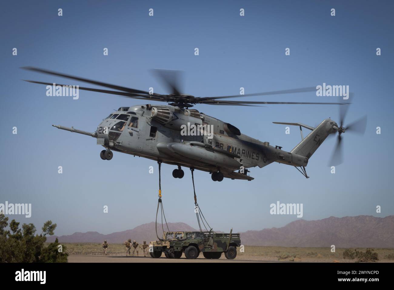 Ein Super-Hallion-Hubschrauber CH-53E des U.S. Marine Corps, der der Marine Aviation Weapons and Tactics Squadron One zugeordnet ist, bereitet sich auf die Ausführung eines externen Aufzugs von zwei High Mobility Multipurpose Radfahrzeugen während des Weapons and Tactics Instructor Courses 2-24, auf dem Auxiliary Airfield Two, nahe Yuma, Arizona, 29. März 2024 vor. WTI ist ein Kurs für Fortgeschrittene, der fortgeschrittene taktische Schulungen zur Verbesserung und Anwendung fortgeschrittener Luftwaffen und -Taktiken bietet. (Foto des U.S. Marine Corps von CPL. Gabriela Garcia-Gregorio) Stockfoto